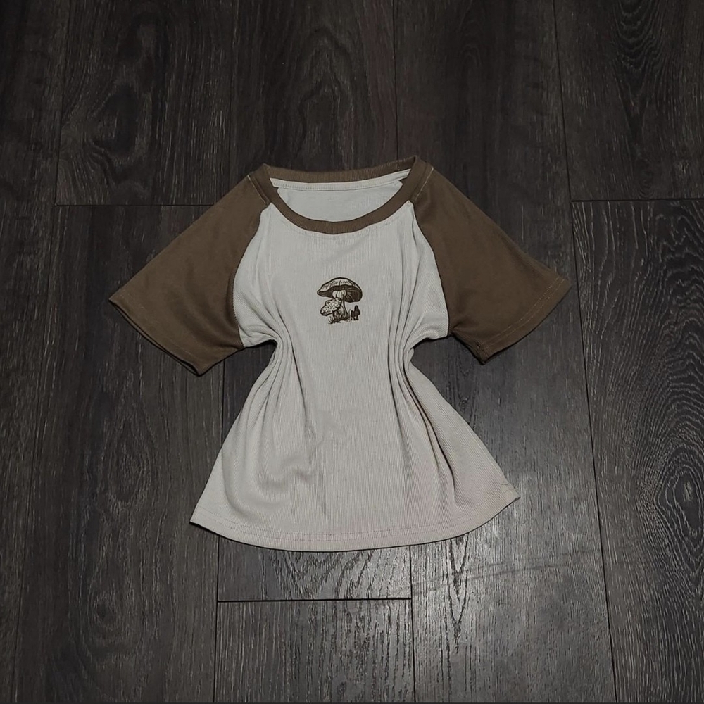 🍄 Dazy Cropped Mushroom Tee – Size Small